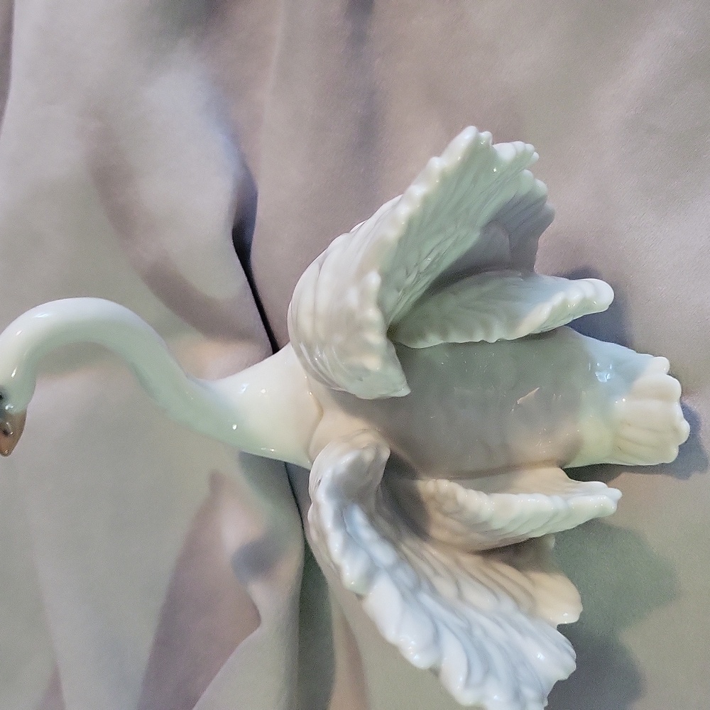 Elegant White Porcelain Swan Figurine. LLADRO - Picture 2 of 5